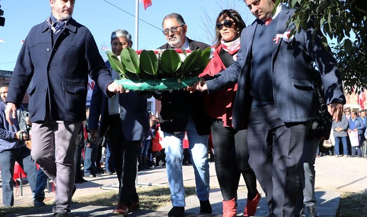 Raúl Jorge, junto a colaboradores, durante el acto aniversario de la UCR.