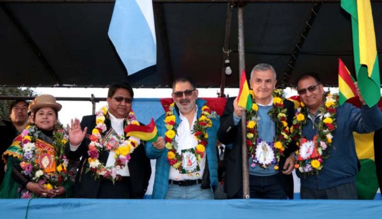 Colectividad boliviana - El intendente, Raúl Jorge y el gobernador, Gerardo Morales compartieron el palco oficial con el embajador boliviano, Santos Tito Véliz