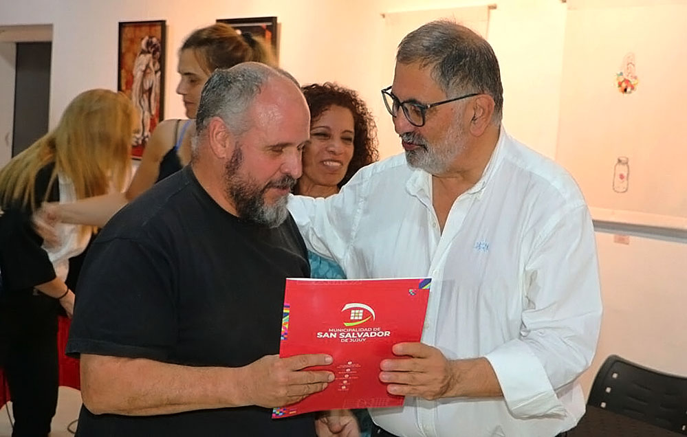 Mercado - El intendente Jorge hace entrega del decreto municipal a uno de los adjudicatarios.