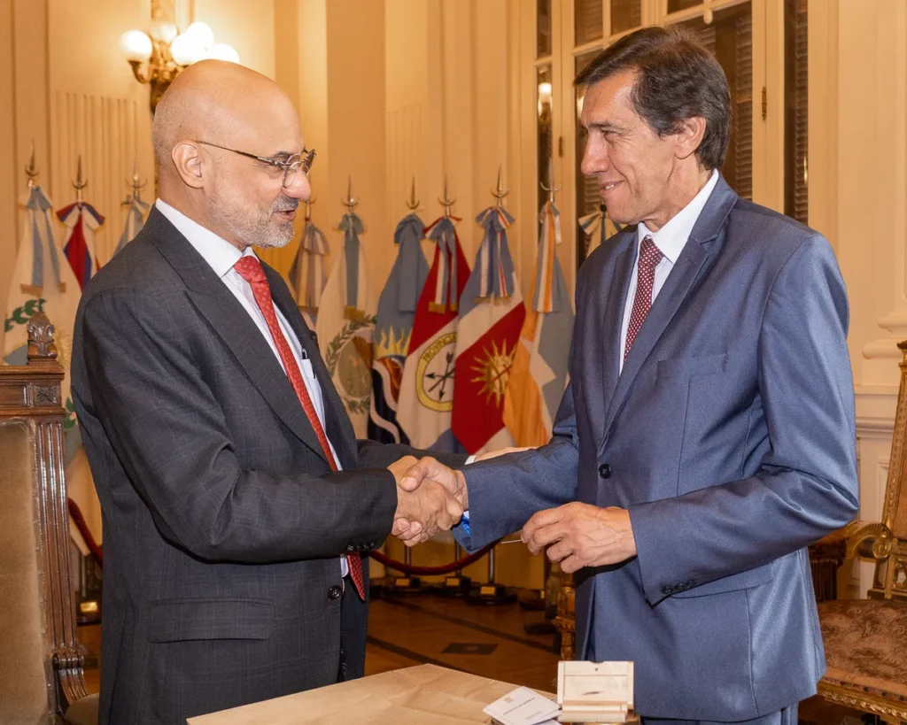 El ministro de Hacienda de la provincia, Carlos Sadir, dio la bienvenida al embajador de la India en Argentina, Dinesh Bhatia.