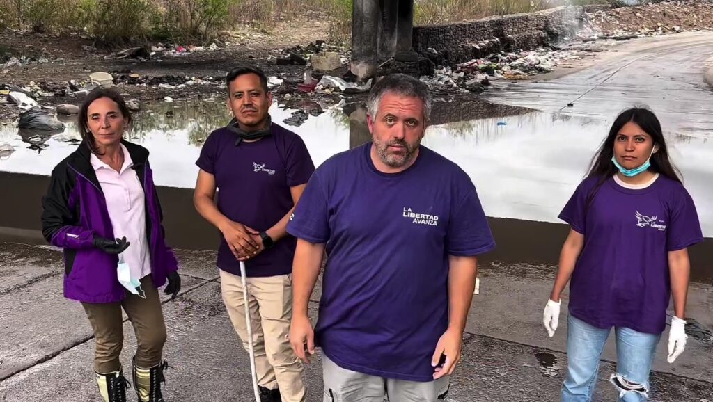 Candidatos de Milei en Jujuy - Los candidatos de la Alianza La Libertad Avanza Jujuy, Bárbara Andreussi y Mario Briones, recorrieron una de las zonas afectadas por los basurales a cielo abierto
